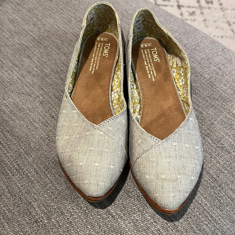 toms jutti flats women size 9.5. Gray with dot pattern